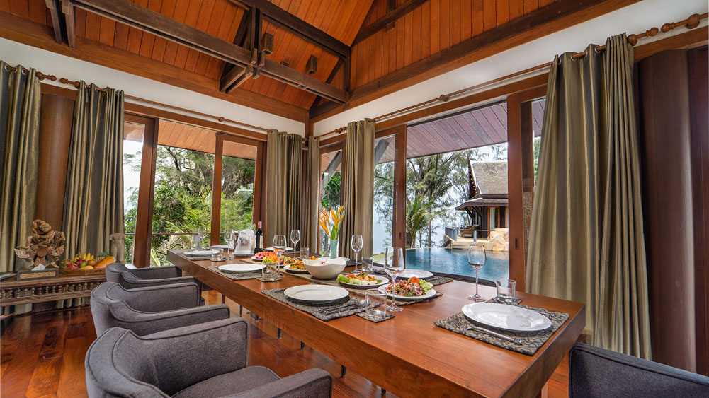 Villa Chada - Dining area overlooking the pool